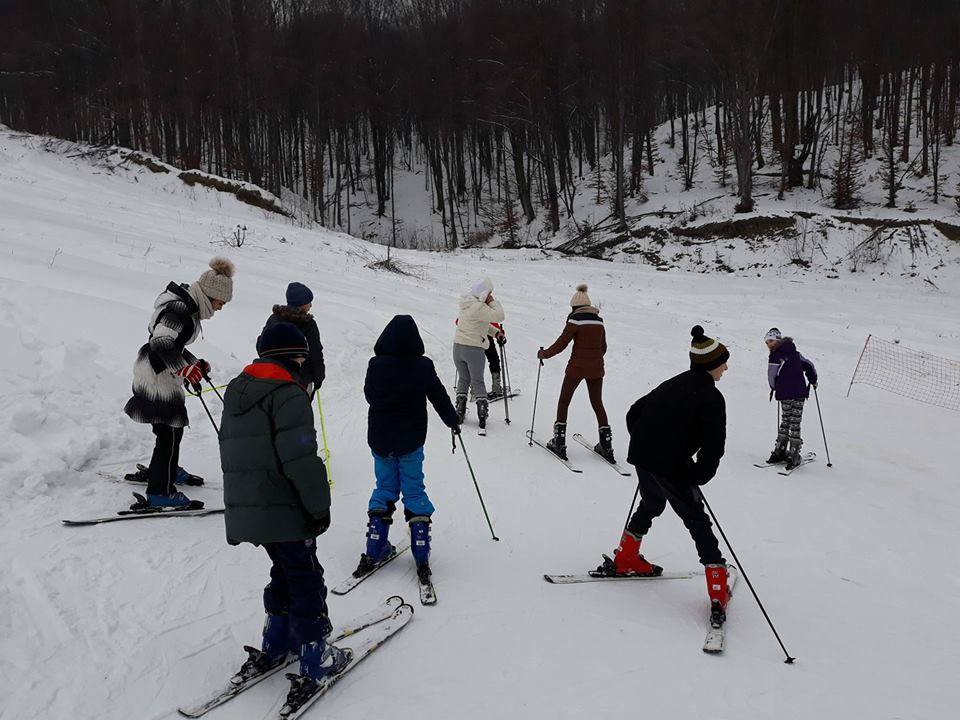 Школярі Берегова мають змогу за спеціальною програмою навчатися  із інструкторами катанню на лижах (ФОТО)