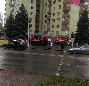 В Ужгороді горить на даху 16-поверхівки на проспекті Свободи (ФОТО)