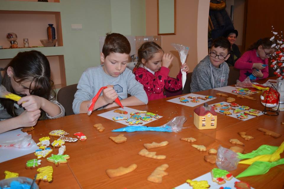 В Ужгороді діти з особливих сімей на майстер-класі робили пряники (ФОТО)