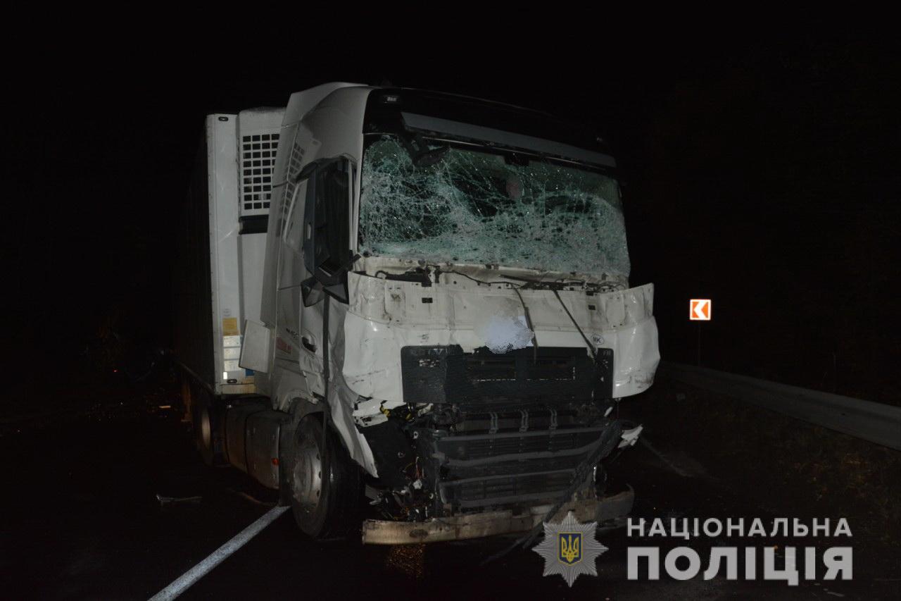 У ДТП за участі мікроавтобуса й вантажівки, через яку перекривали трасу Київ-Чоп, загинули двоє молодих чоловіків (ФОТО)