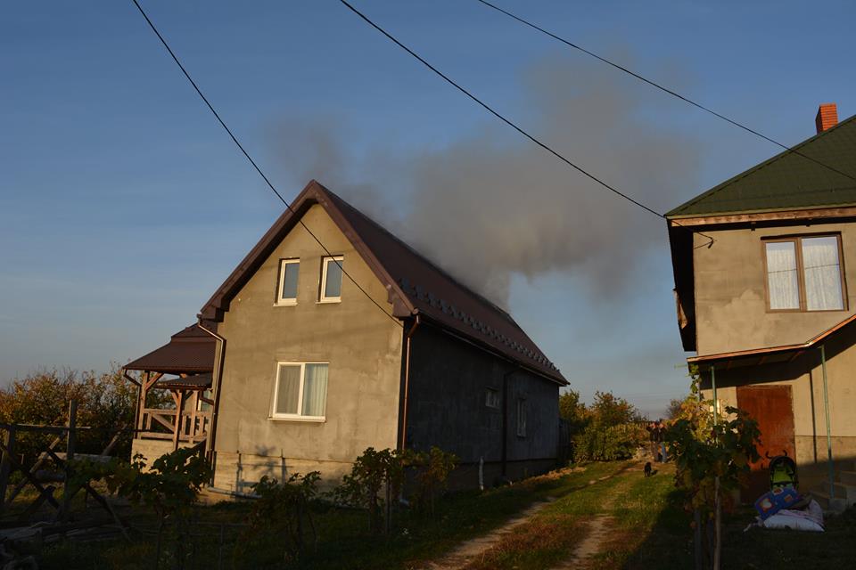 В Ужгороді загасили пожежу у приватному будинку (ФОТО)