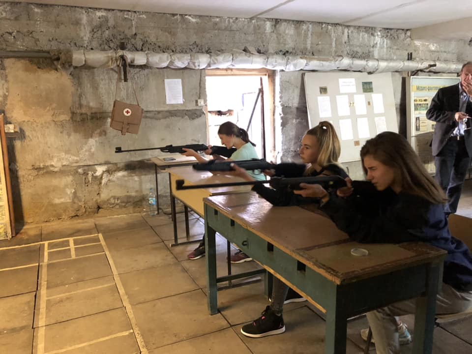 На базі однієї зі шкіл Мукачева проходять стрільби (ФОТО)