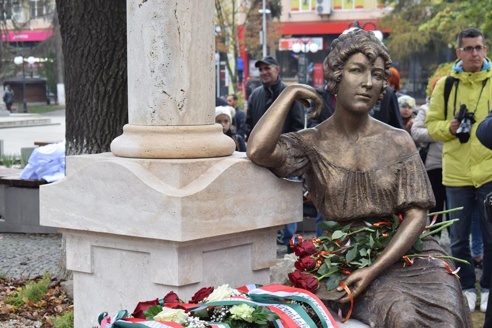 У Берегові відкрили пам'ятник знаменитій берегівській акторці та співачці Шарі Федак (ФОТО)