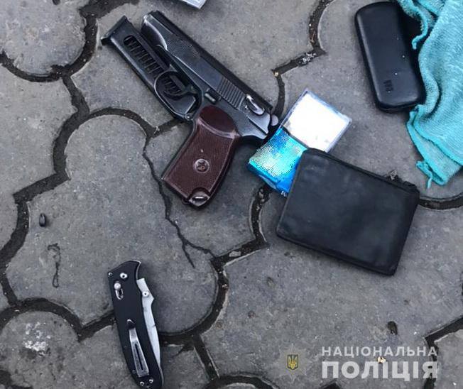 В Ужгороді розбійник, погрожуючи працівниці обмінного пункту пістолетом, вимагав гроші (ФОТО)