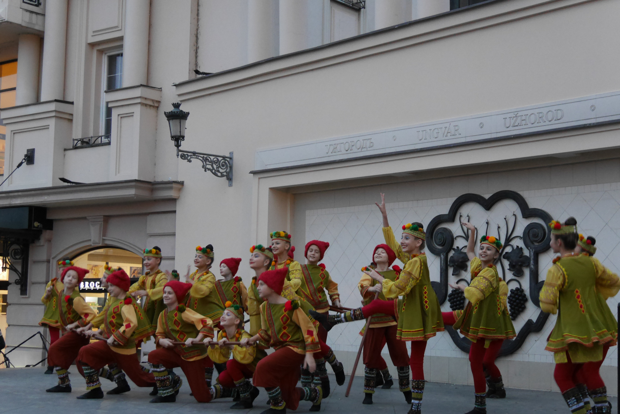 В Ужгороді урочисто відкрили три міжнародні фестивалі від "Яскравої країни" (ФОТО)