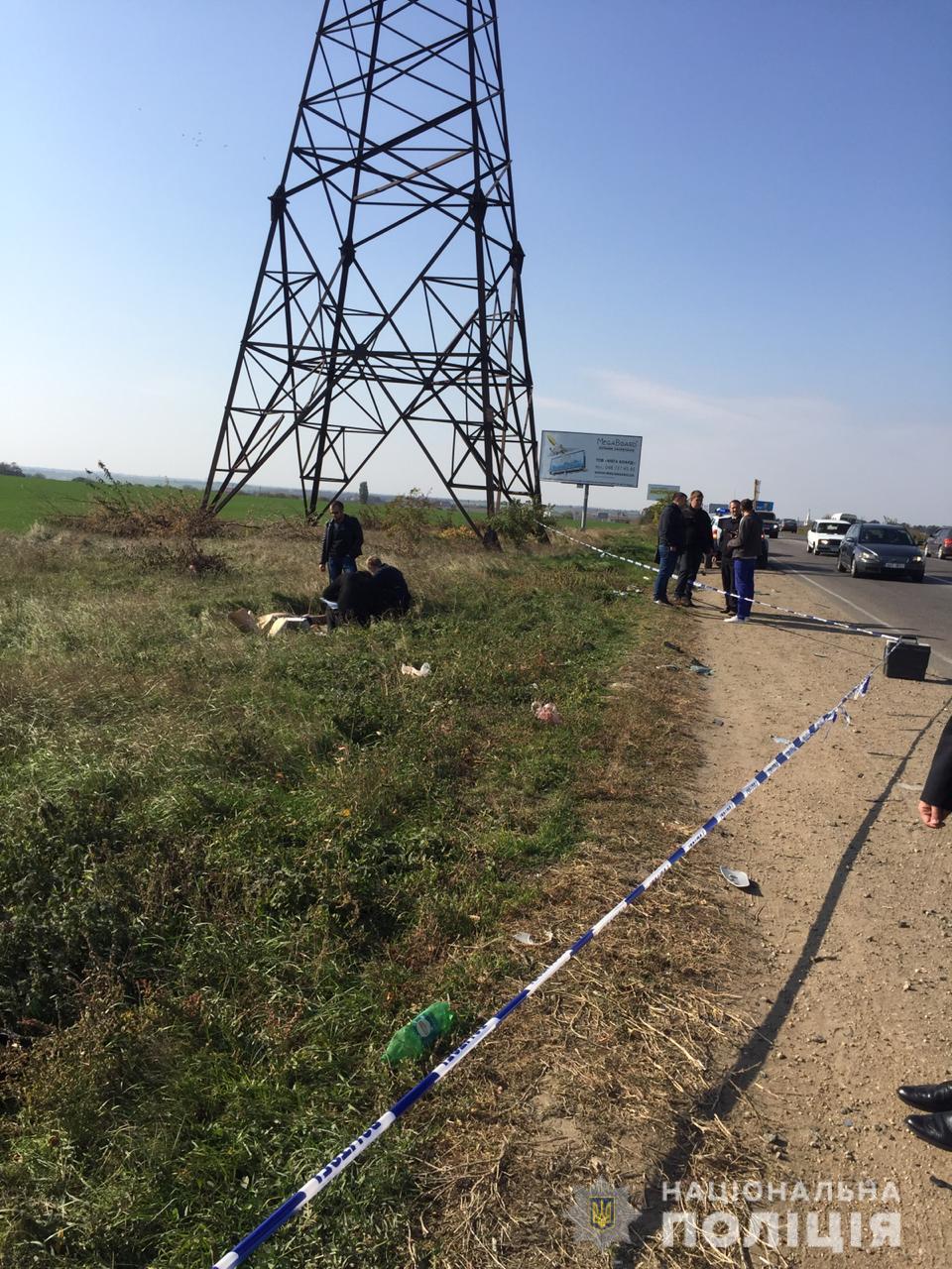 На Одещині, на узбіччі дороги, знайшли тіло мешканця Закарпаття з тілесними ушкодженнями від автоаварії