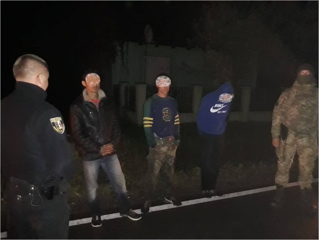 На Закарпатті після переслідування затримали 5-ох імовірних контрабандистів, один із яких "відбивався" газовим балончиком (ФОТО)