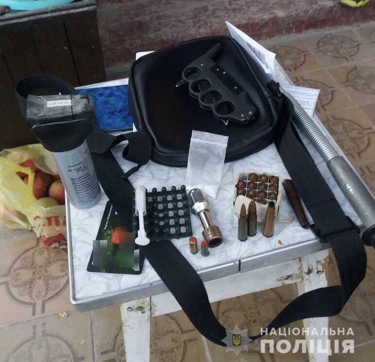 Під час обшуку оселі мешканця Мукачева вилучили холодну зброю та набої (ФОТО)