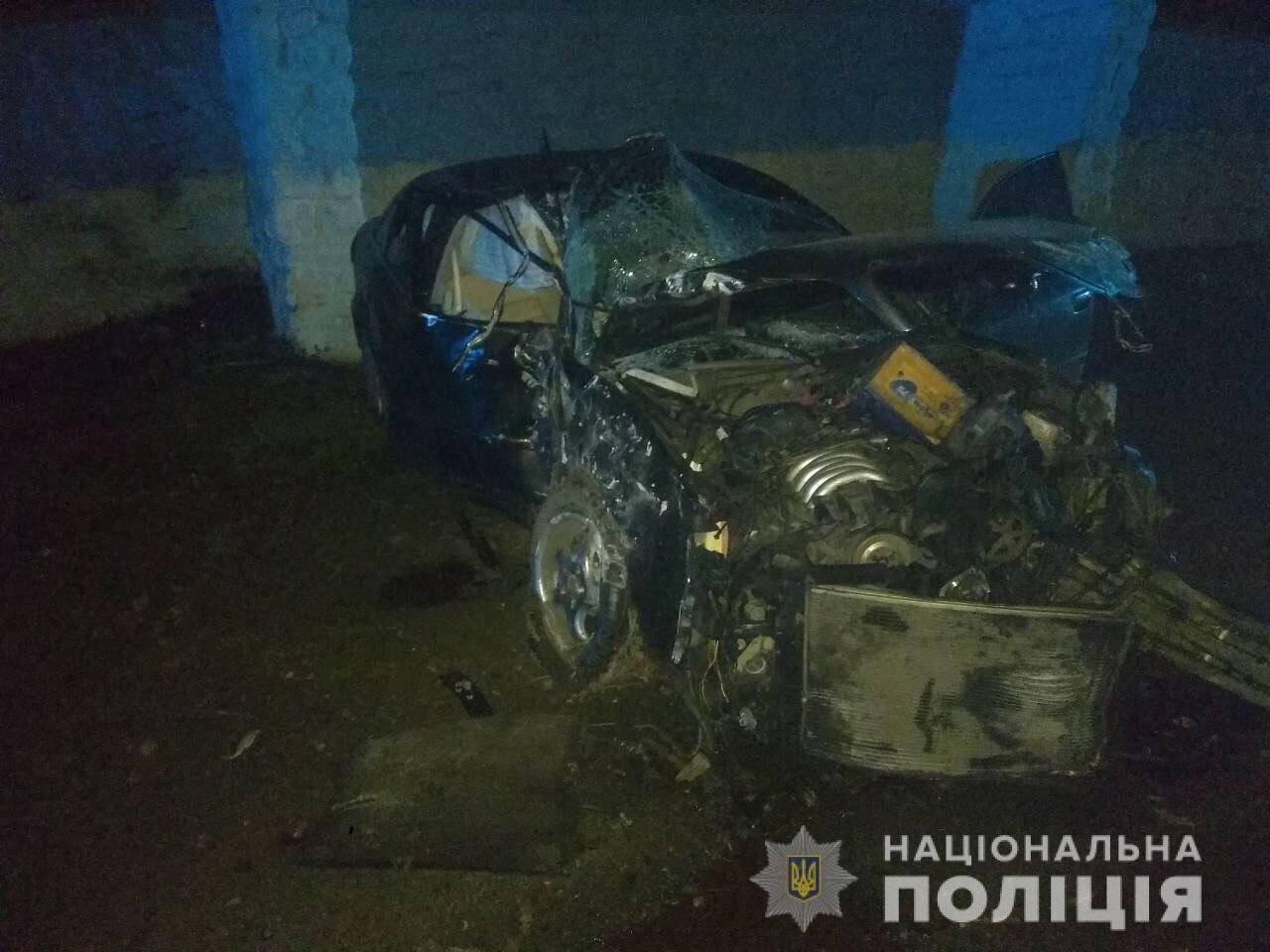 На Берегівщині Audi зіткнувся із бетонною стіною: водій загинув, пасажир – у лікарні