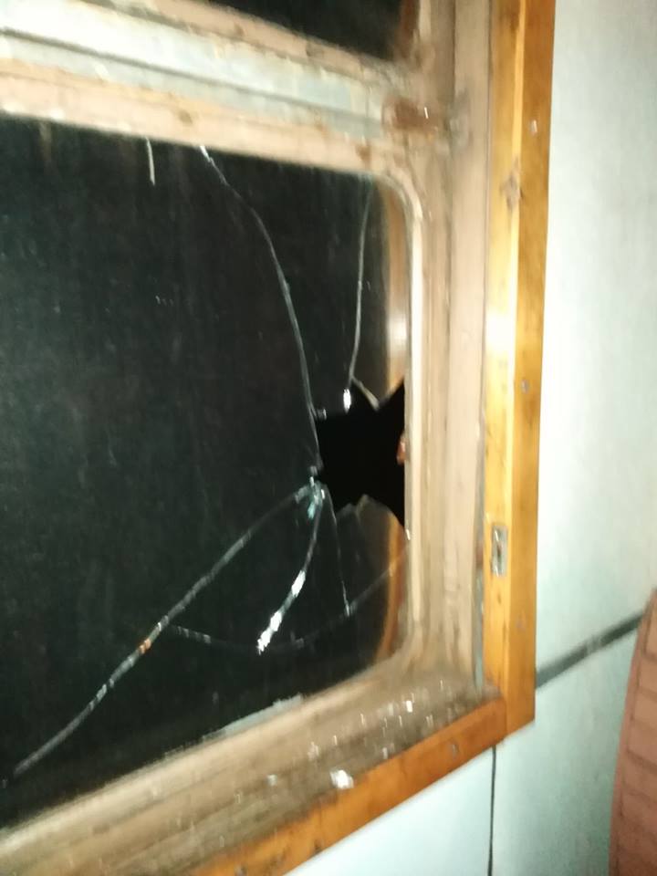 В Ужгороді, на "циганській" Радванці, в електричці на ходу каменем розтрощили вікно (ФОТО)