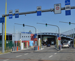Словацькі митники попереджають про 8-годинні черги вантажівок на кордоні
