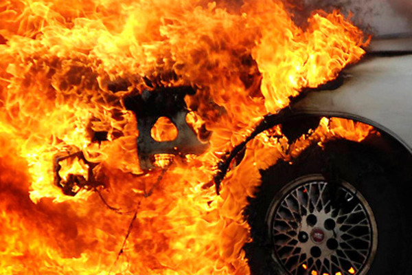 В Ужгороді пожежа знищила авто Тoyota Rav 4, а на Хустщині – Dacia Logan