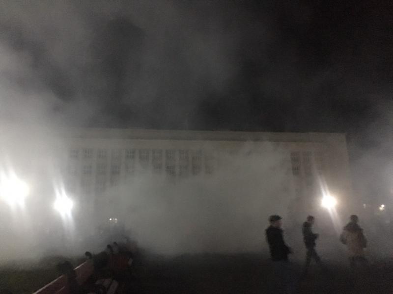 ФОТОФАКТ. Рятувальники загасили шини під Закарпатською ОДА