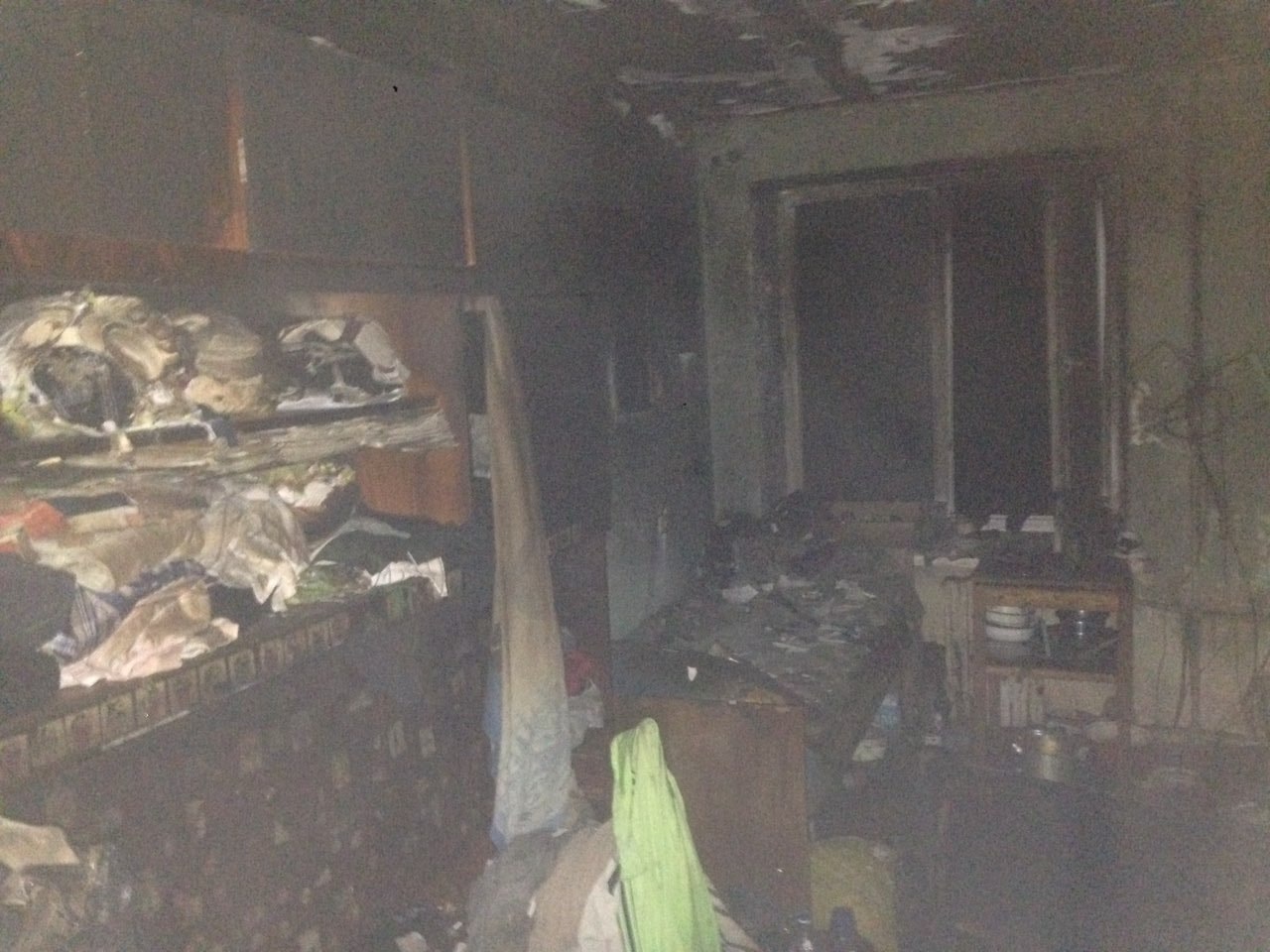 Під час пожежі в гуртожитку в Мукачеві евакуйовано 30 людей, один чоловік отруївся чадним газом і отримав опіки (ФОТО)