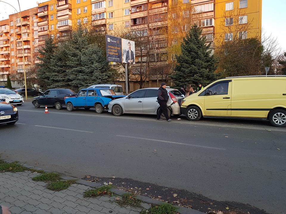 ФОТОФАКТ. В Ужгороді зіткнулися 4 авто