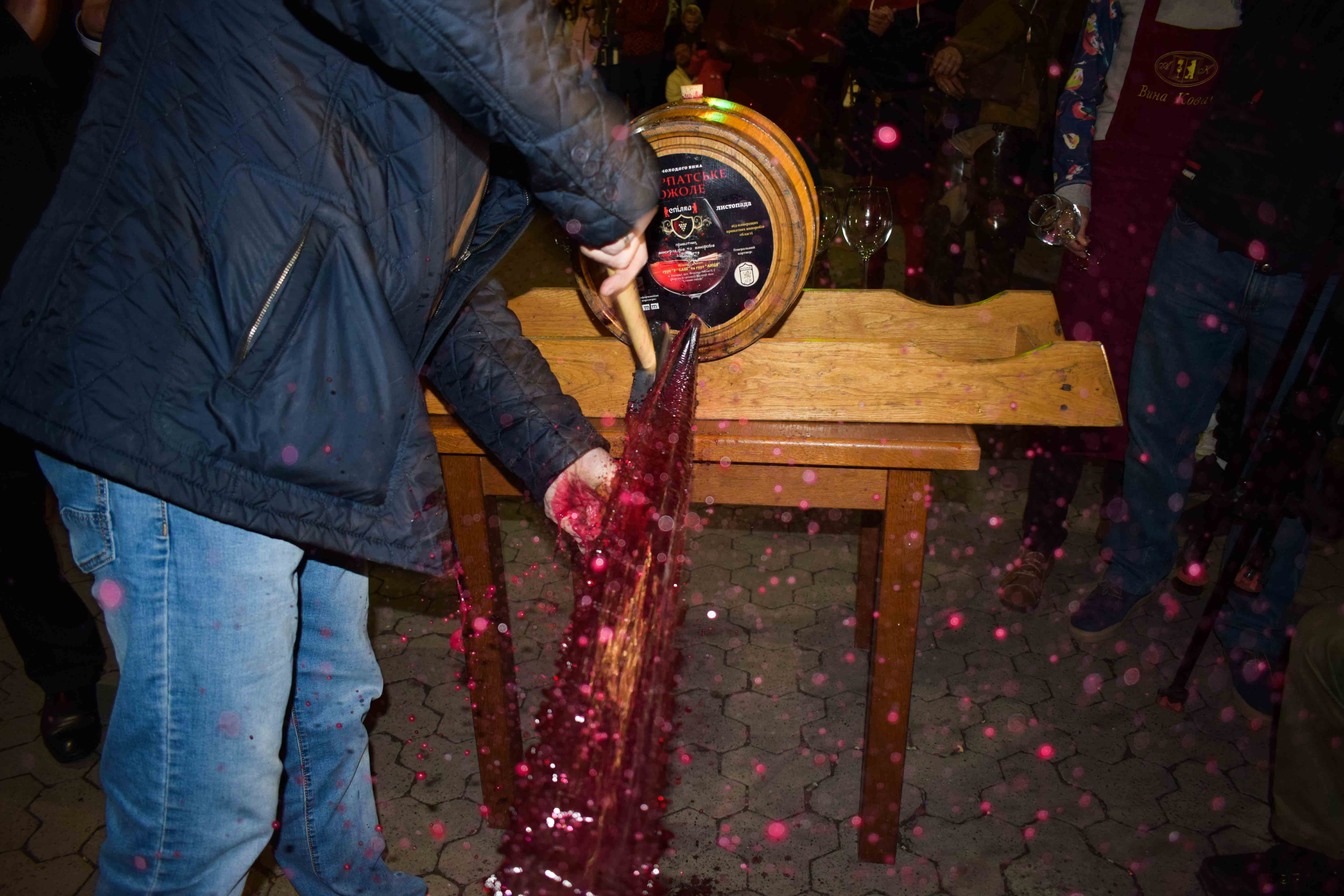В Ужгороді в рамках "Закарпатського божоле" відкоркували першу бочку молодого вина (ФОТО, ВІДЕО)