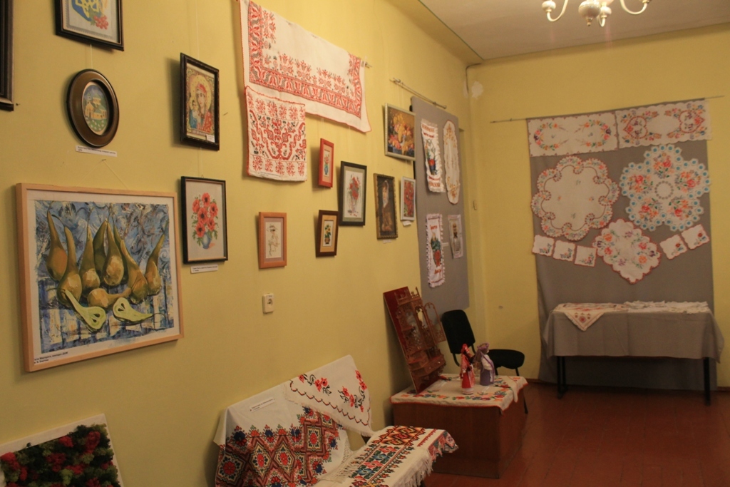 У районному історичному музеї у Виноградові відкрили виставку творчих робіт працівників культури району (ФОТО)