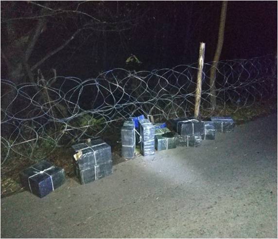 На Закарпатті прикордонники знайшли 12 пакунків сигарет, покинутих контрабандистами під час втечі (ФОТО)