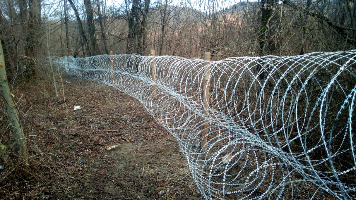 З метою протидії контрабандистам на кордоні на Закарпатті встановили 7 тисяч метрів спірального загороджувального паркану (ФОТО)