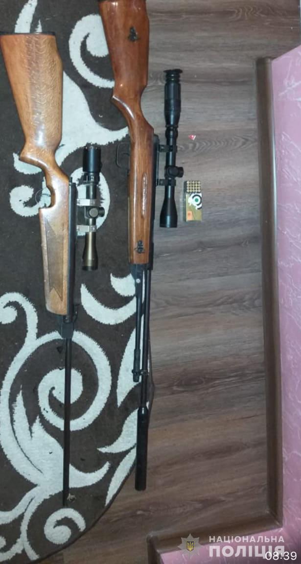 У будинку мешканця Червоного, що на Ужгородщині, знайшли дві рушниці без документів і патрони до них (ФОТО)