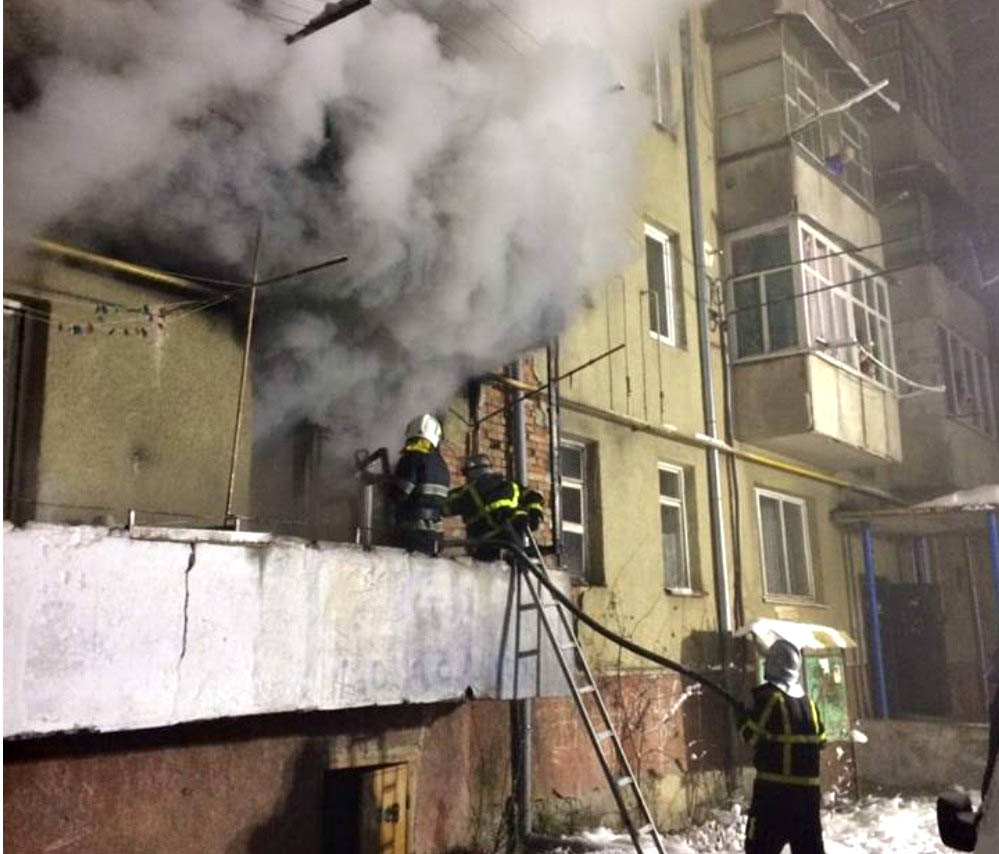 Під час гасіння пожежі у квартирі в Хусті з будинку евакуювали 7 людей (ФОТО)