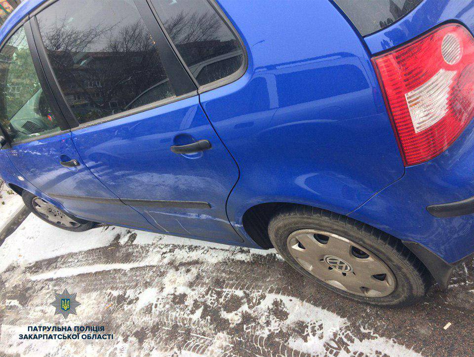 В Ужгороді водій, зачепивши та пошкодивши інше авто, втік з місця ДТП (ФОТО)