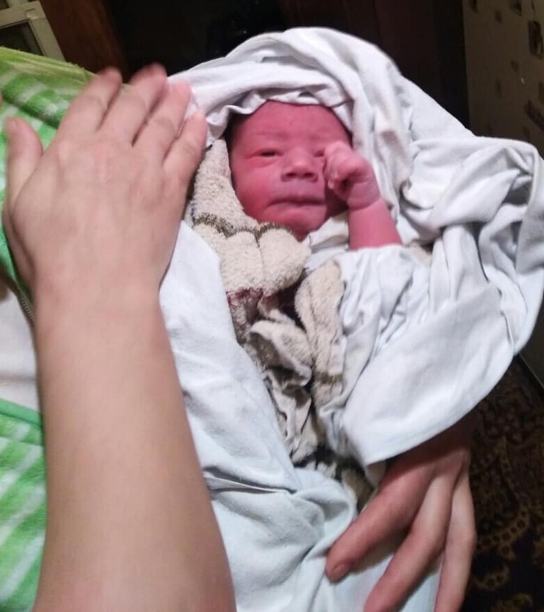 У під‘їзді багатоповерхівки в Хусті невідома "мама" покинула немовля (ФОТО)