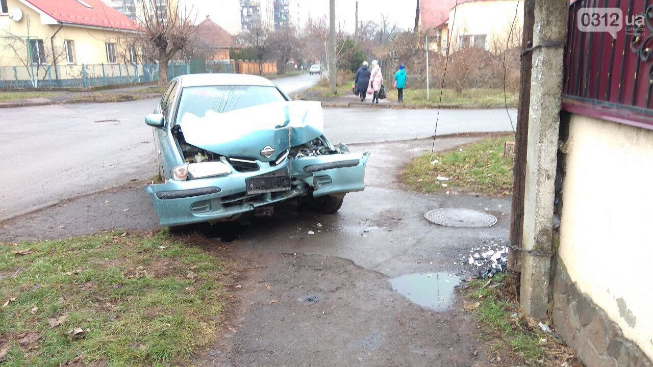 В Ужгороді Nissan врізався у огорожу (ФОТО)