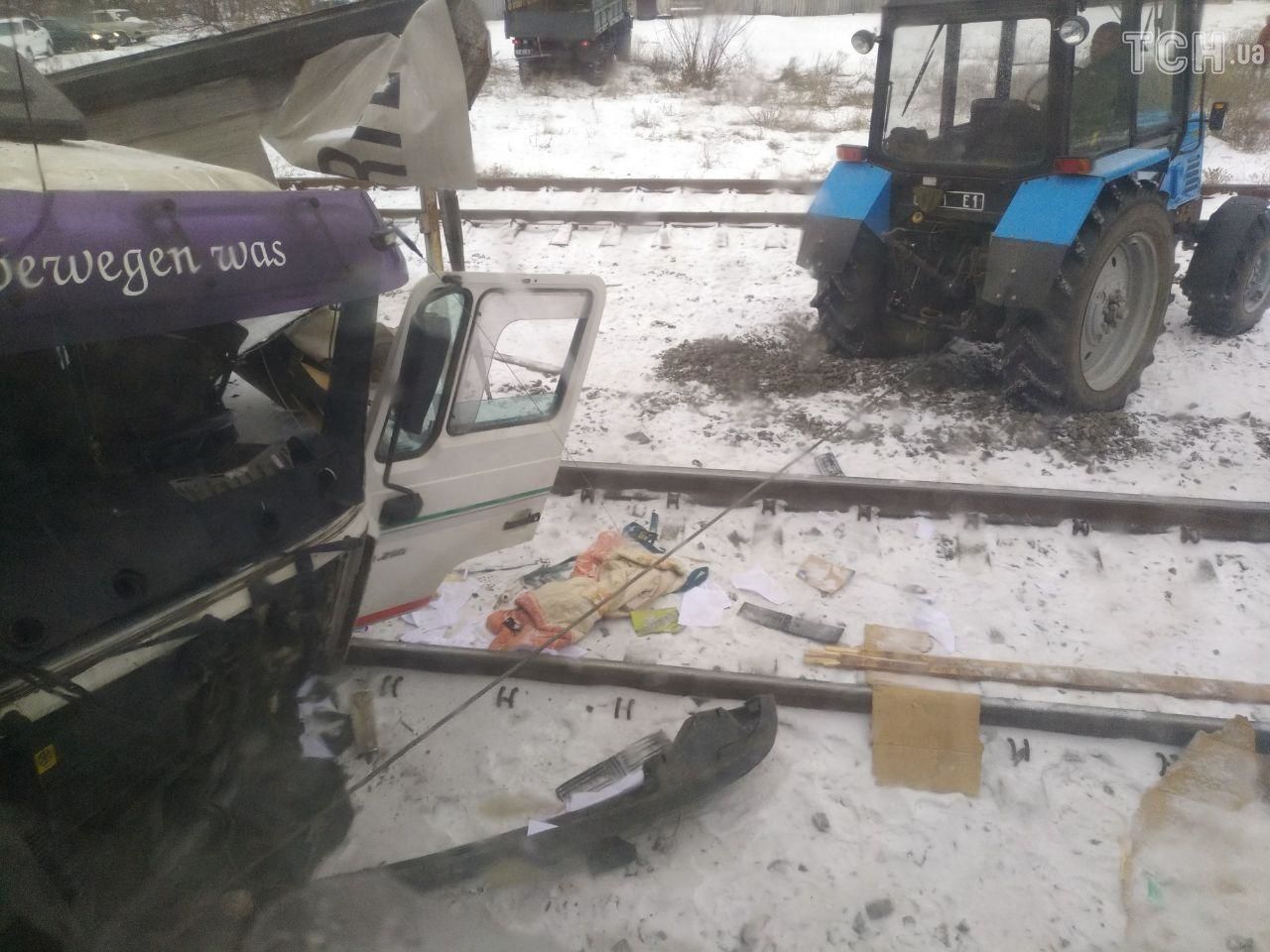 Потяг "Лисичанськ-Ужгород" на швидкості зніс фуру, що застрягла на залізничному переїзді (ФОТО)