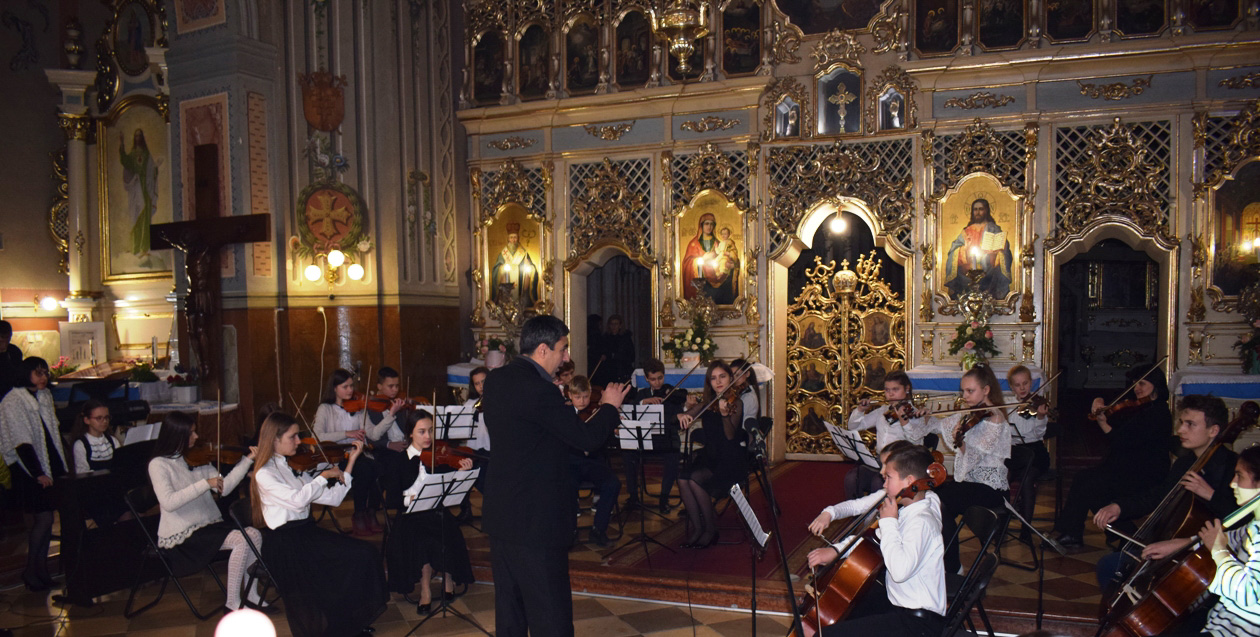 Учнівський різдвяний концерт відбувся у Хрестовоздвиженському соборі в Ужгороді (ФОТО)