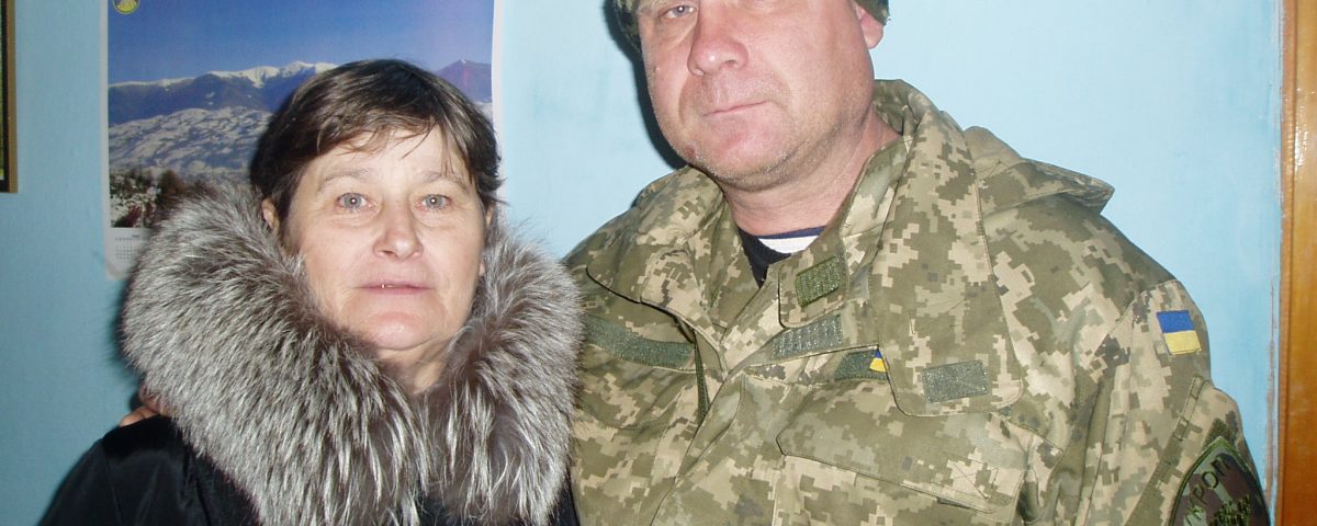 У Міжгір'ї подружжя встановило на власному подвір'ї хрест пам'яті героїв війни з Росією на Донбасі (ФОТО)