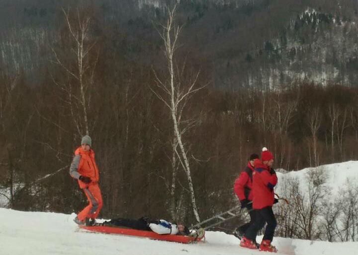 На Великоберезнянщині допомагали лижнику, що травмувався під час катання (ФОТО)