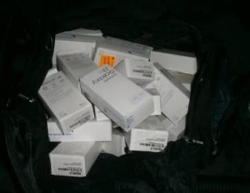 Майже 30 телефонів, що знайшли на митниці на Закарпатті у "Шкоді" українця, водій ввозив для роздрібного продажу