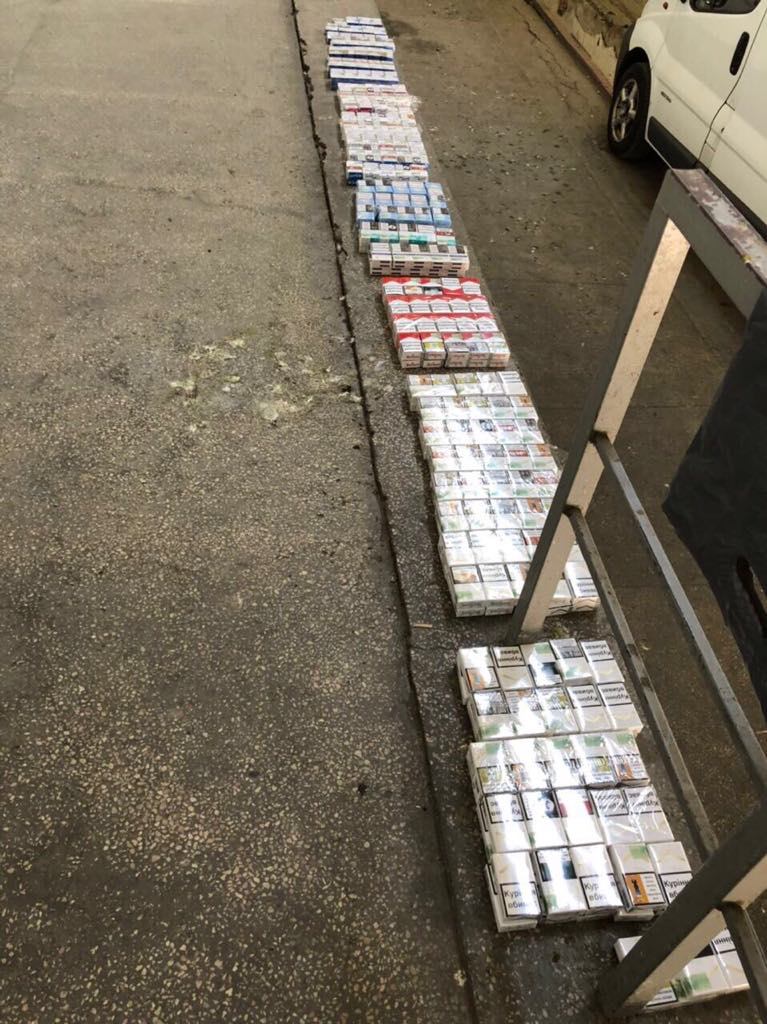 Намагаючись перевезти через кордон на Закарпатті майже 500 пачок сигарет, українець втратив мікроавтобус (ФОТО)