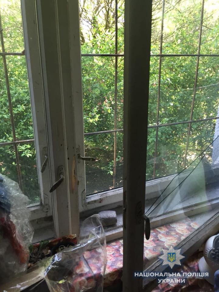 На Виноградівщині неповнолітні брат із сестрою, розбивши вікно, вкрали із сільської крамниці гроші (ФОТО)