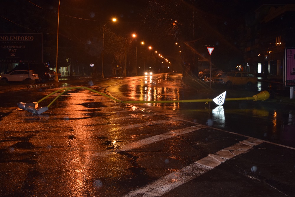 В Ужгороді поперек вулиці впав ліхтарний стовп (ФОТО, ВІДЕО)
