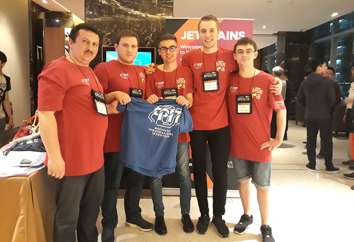 Команда УжНУ поїхала змагатися за звання чемпіона світу з програмування в Пекін (ФОТО)