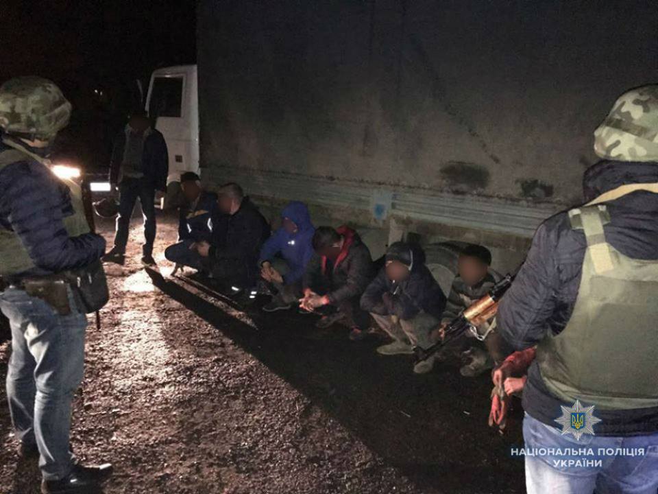 Група чоловіків, що  розпилювали на метал обладнання винзаводу у Бобовищі на Мукачівщині, постане перед судом (ФОТО, ВІДЕО)