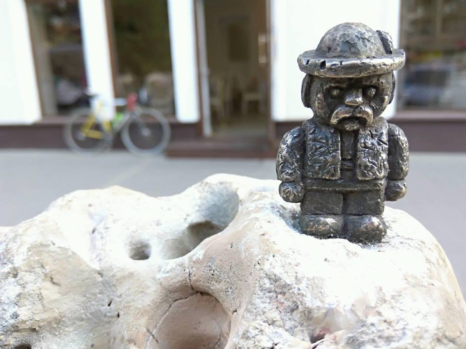 В Ужгороді черговою  міні-скульптуркою прорекламували метеорит Княгиня і цукерки Штефаня (ФОТО)