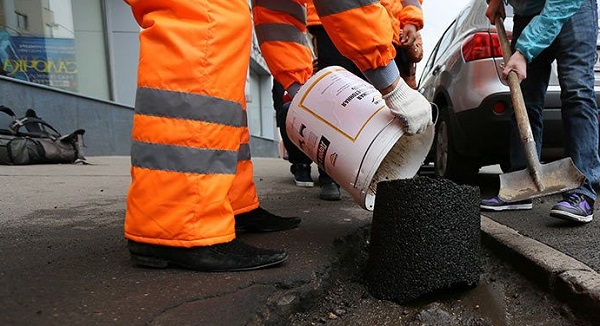 На Тячівщині службовці сільради уклали договори на ремонт дороги без проведення тендеру, уникаючи процедуру публічних закупівель