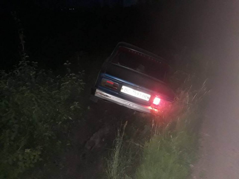 Під Ужгородом п'яний водій скерував своє авто у кювет (ФОТО)