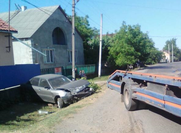 На Виноградівщині група п'яних молодиків на краденій Audi в'їхала в огорожу (ФОТО)