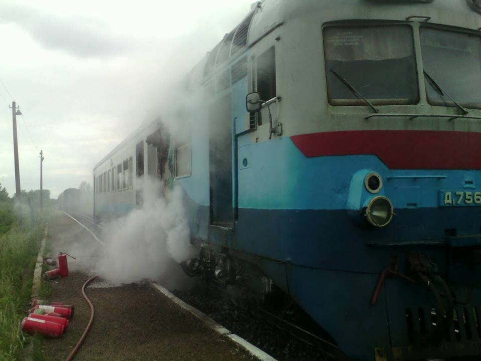 На Берегівщині під час зупинки на станції загорівся приміський поїзд (ФОТО)