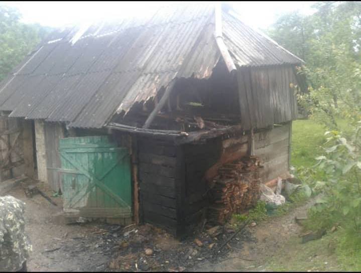 У Рокосові на Хустщині селяни допомагали рятувальникам здолати пожежу в надвірній споруді (ФОТО)