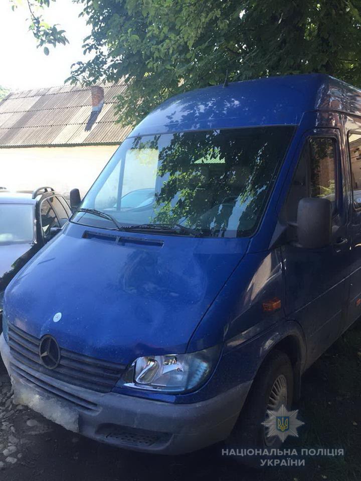 У Калинах, що на Тячівщині, водій мікроавтобусу наїхав на 15-літню дівчину (ФОТО)