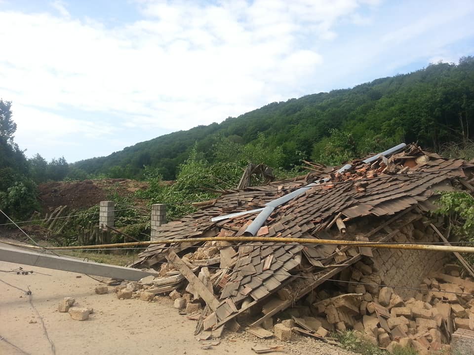 Через зсув ґрунту в Кольчині на Мукачівщині, що зруйнував будинки, скликано комісію з ТЕБ та НС (ФОТО)