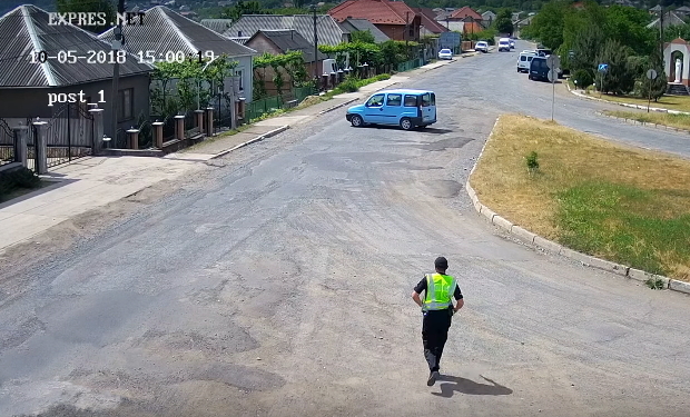 На Виноградівщині автомобіль без водія в'їхав у приватний двір (ВІДЕО)