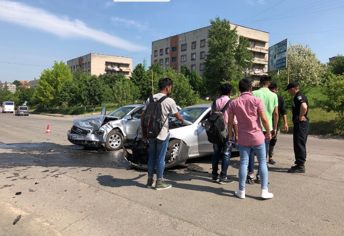 В Ужгороді нетверезий водій в'їхав в авто зі студентами-іноземцями, після чого намагався втекти (ФОТО)