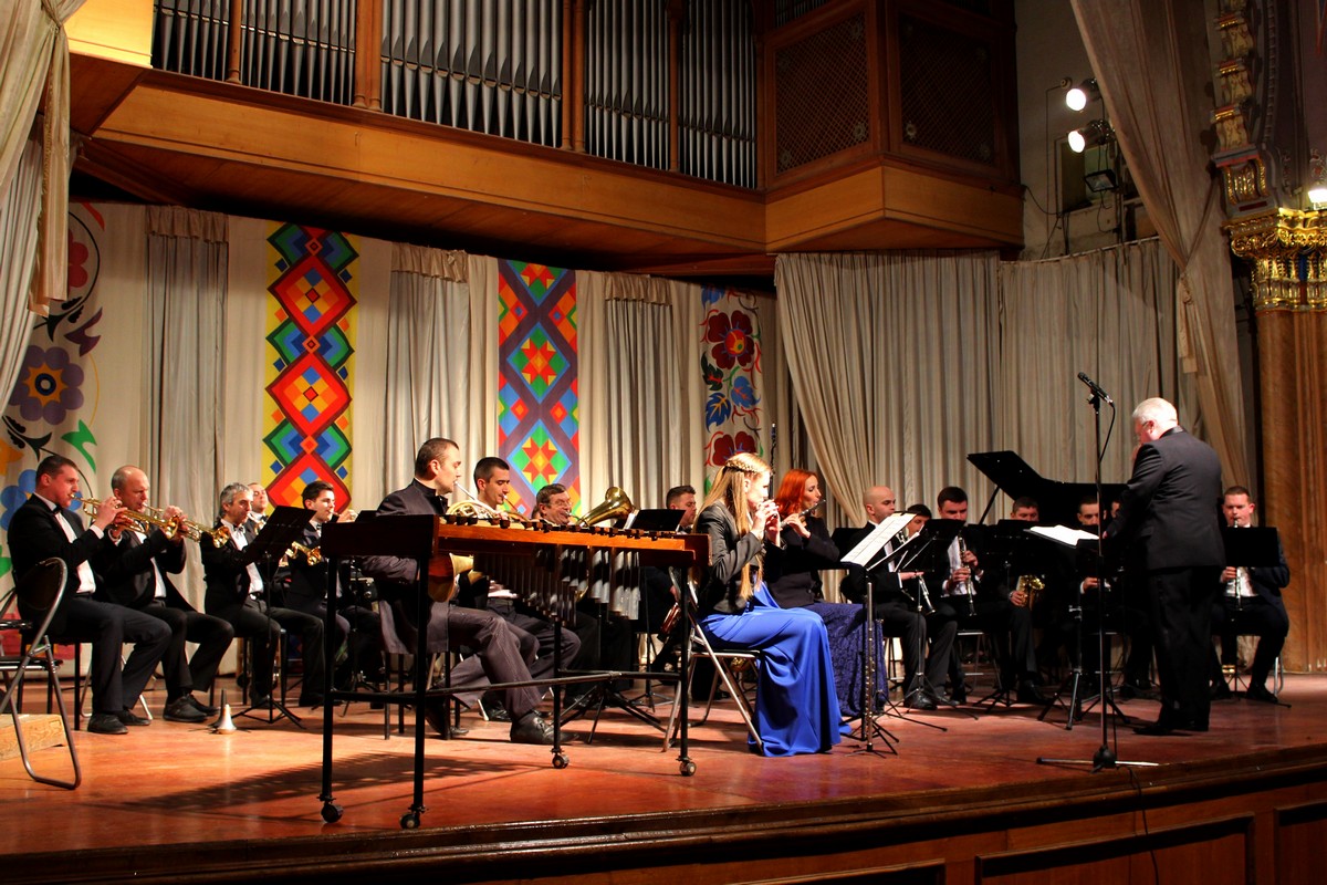 З любов'ю вийде до слухача естрадно-духовий оркестр обласної філармонії в Ужгороді