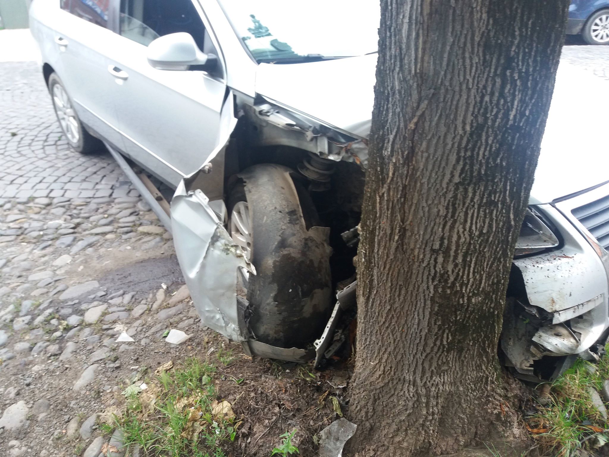 У Мукачеві п’яний водій на "Фольксвагені" врізався у дерево (ФОТО)